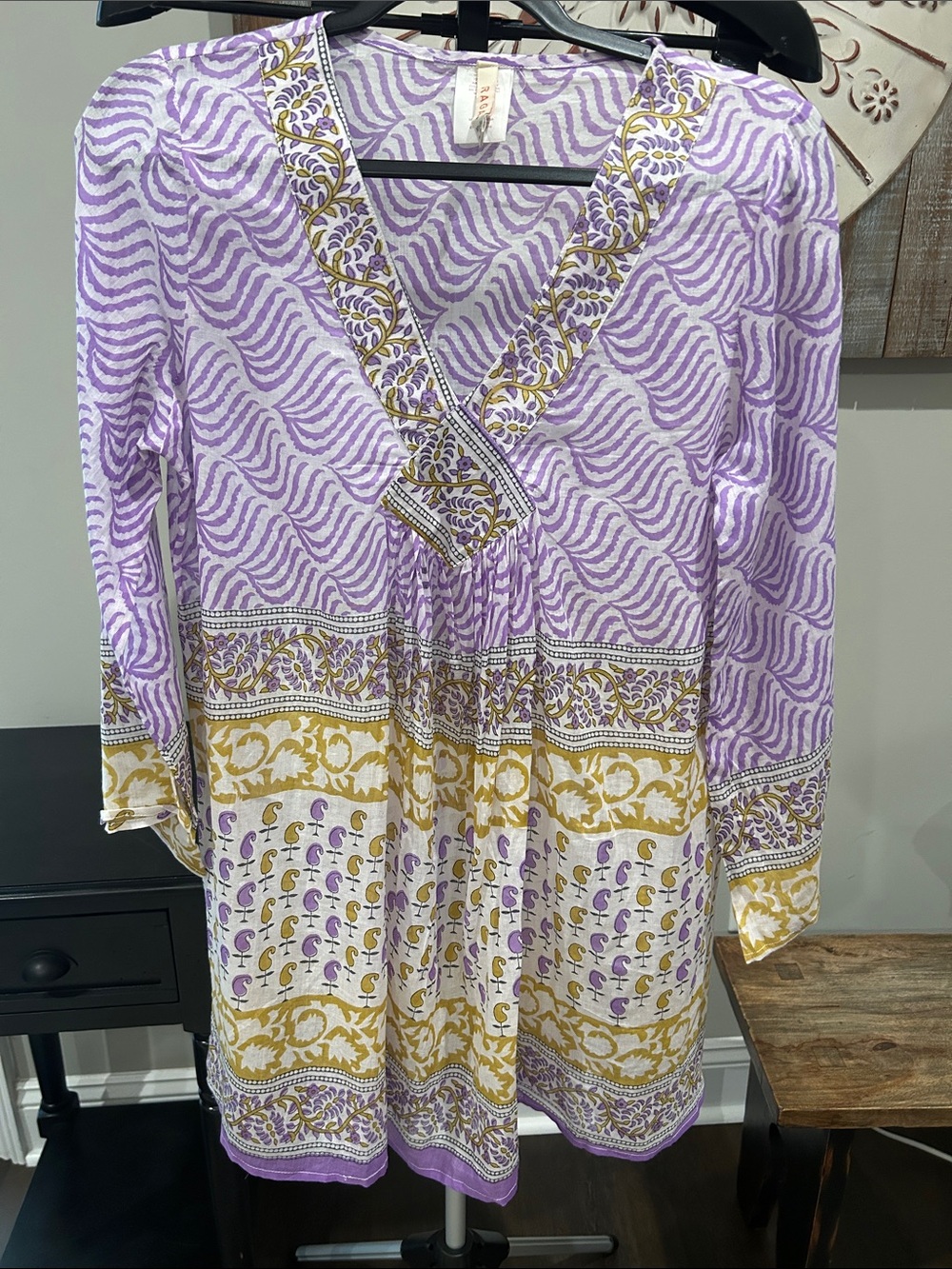 RAGA Women’s Lavender and Gold Printed V-Neck Tunic Size Small